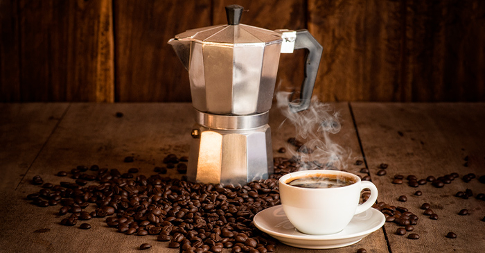 Preparar café con cafetera normal en placa de inducción 
